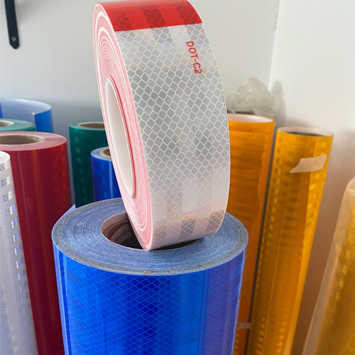 反光膜和反光貼的區別 反光膜和反光貼的區別